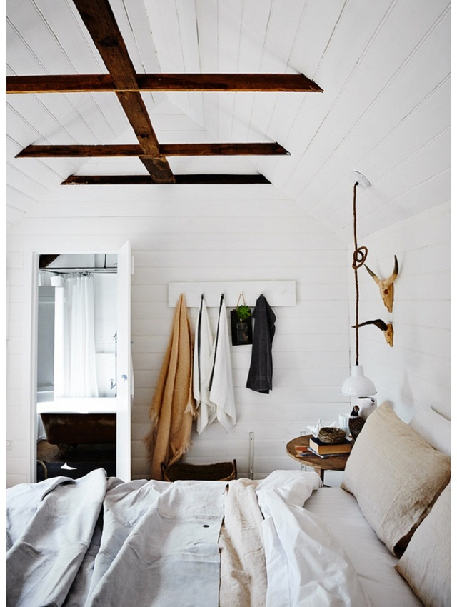 Một lớp sơn trắng dùng để bao phủ trên 4 bức tường bao quanh ốp gỗ giúp không căn phòng tươi sáng hơn rất nhiều, trong đó một vài thanh gỗ dầm vẫn được giữ nguyên để đem lại vẻ ấm cúng trong phòng ngủ.