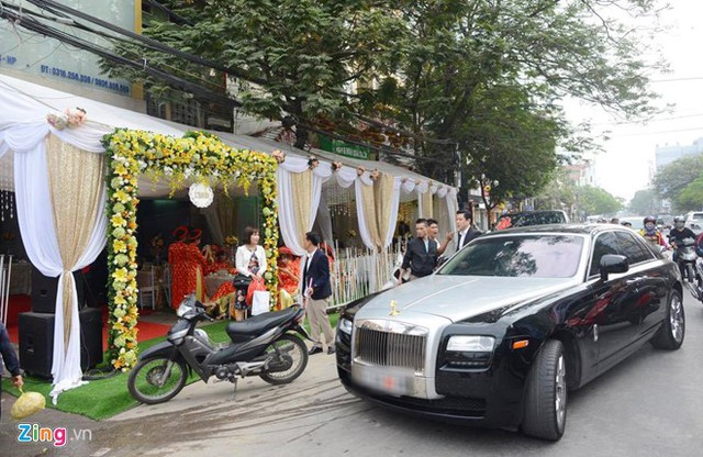 
Chiếc xe siêu sang Rolls-Royce Ghost được sử dụng trong lễ ăn hỏi của Hoa hậu Bản sắc Việt Thu Ngân và doanh nhân Doãn Phương.
