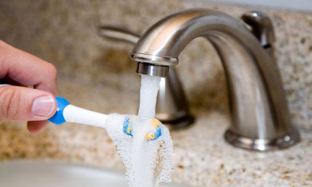 2. Để làm sạch bàn chải đánh răng và tiêu diệt những con vi trùng, hãy ngâm chúng trong giấm khoảng một giờ. Sau đó rửa chúng dưới vòi nước.