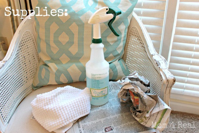 Khi đ&atilde; c&oacute; hỗn hợp trong tay, h&atilde;y bắt đầu bằng việc lau ch&ugrave;i cửa sổ bằng k&iacute;nh với những vật dụng quen thuộc như khăn l&ocirc;ng v&agrave; giấy b&aacute;o cũ vo tr&ograve;n. (Ảnh: mom4real)