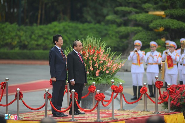 
Lễ đón chính thức Thủ tướng Abe do Thủ tướng Nguyễn Xuân Phúc chủ trì diễn ra tại Phủ Chủ tịch. Hai nhà lãnh đạo bước lên bục chào cờ. Quân nhạc cử lần lượt quốc thiều hai nước.
