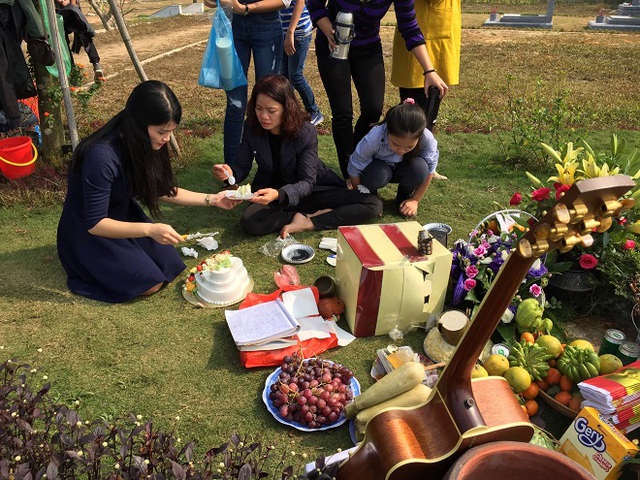 
Chị Hoa (ngồi giữa) cùng bạn bè lên mộ Trần Lập vào ngày sinh nhật anh.
