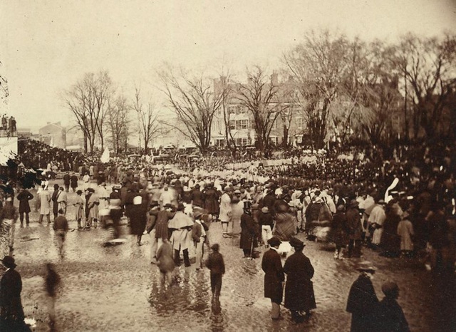 
Người dân tập trung bên ngoài lễ nhậm chức của Tổng thống Abraham Lincoln vào năm 1965.
