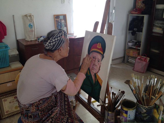 
Ở tuổi 70, bà Ái Việt vẫn miệt mài bên giá vẽ
