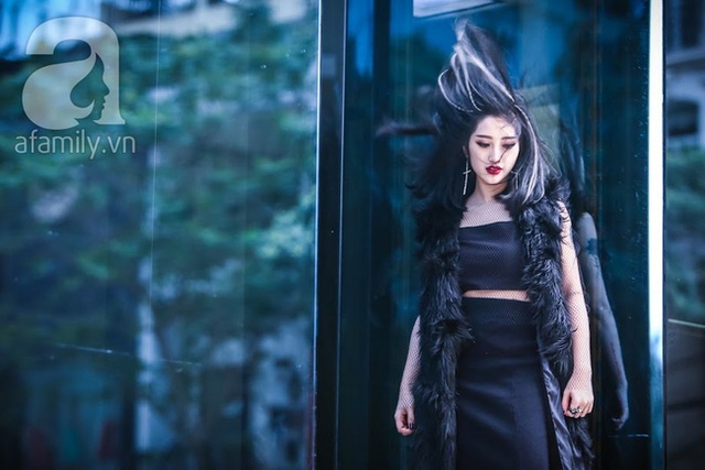 Thương hiệu thời trang của Linh gắn với dòng trang phục thiết kế chỉ một màu đen xì - all black, không lạc thêm bất kỳ màu nào khác.