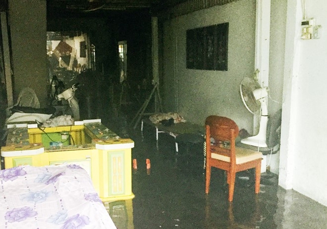 Bên trong căn nhà bị Khương phóng hỏa sau khi lửa được dập tắt. Ảnh: Nhật Tân.