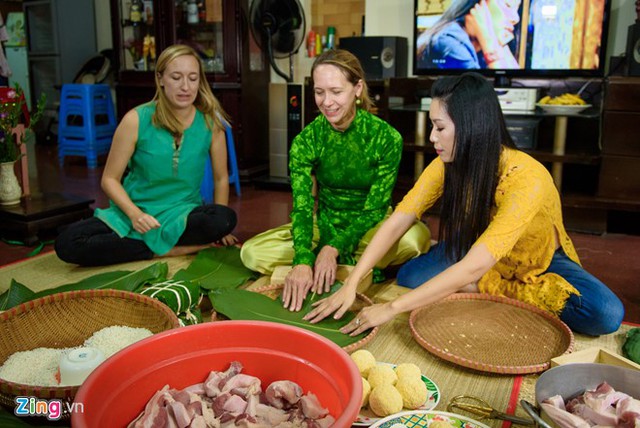 
Trịnh Kim Chi vào Sài Gòn lập nghiệp nhiều năm nay nhưng chị vẫn giữ phong tục cũ của gia đình gốc Bắc - gói bánh chưng vào mỗi dịp Tết. Truyền thống gói bánh có từ thời bà ngoại, mẹ. Dù bận rộn thế nào tôi cũng giữ thói quen này như một dịp để chị em, con cháu tụ họp, quây quần ấm cúng.
