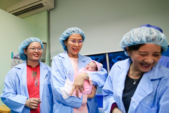 B&agrave; Nguyễn Thị Thu, Ph&oacute; chủ tịch UBND TP.HCM, c&ugrave;ng b&agrave; Th&acirc;n Thị Thư - Trưởng ban Tuy&ecirc;n gi&aacute;o Th&agrave;nh Ủy TP.HCM, c&ugrave;ng ch&uacute;c mừng cho b&eacute;.