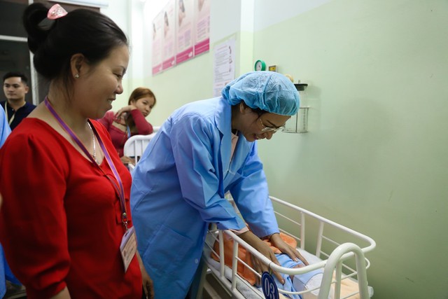 Đ&oacute; l&agrave; chị Nguyễn Thị Kim Quy&ecirc;n (27 tuổi) sinh b&eacute; trai v&agrave; chị Ng&ocirc; Thị B&eacute; Ch&iacute;nh (34 tuổi) sinh b&eacute; g&aacute;i.