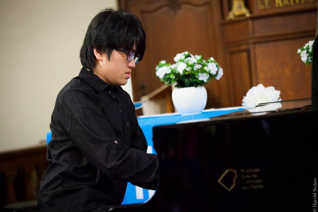 Đức Anh tốt nghiệp thủ khoa đại học piano năm 2013 và thủ khoa cao học Piano năm 2015 tại Nhạc viện Hoàng gia Liège (Bỉ)