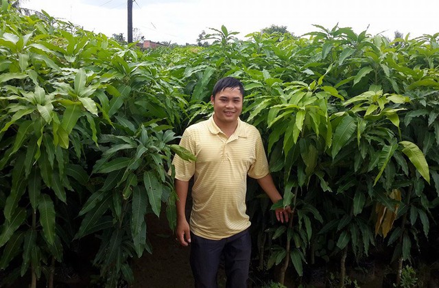 Trần Kim Việt, sinh năm 1990, &ocirc;ng chủ vườn ươm 3,5ha với 52 loại c&acirc;y giống. Ảnh: NVCC