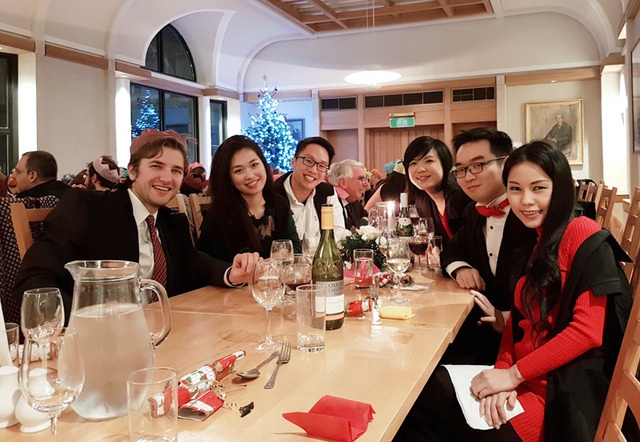 
Vũ Đỗ Khanh (thứ 2 bên phải) tại tiệc Christmas với bạn bè tại Oxford.
