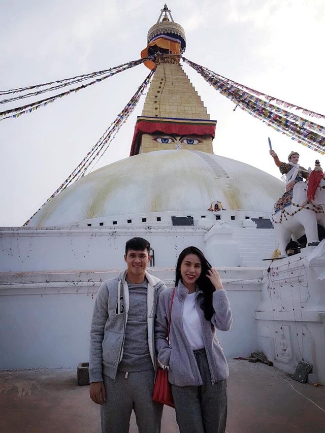 
Hai vợ chồng mặc đồ đôi tạo dáng tại Nepal. Nữ ca sĩ cho biết khi tới vùng đất Phật, họ có những trải nghiệm riêng, không giống các chuyến du lịch thông thường. Đối với cô, chuyến đi này cũng giống trở về quê hương.
