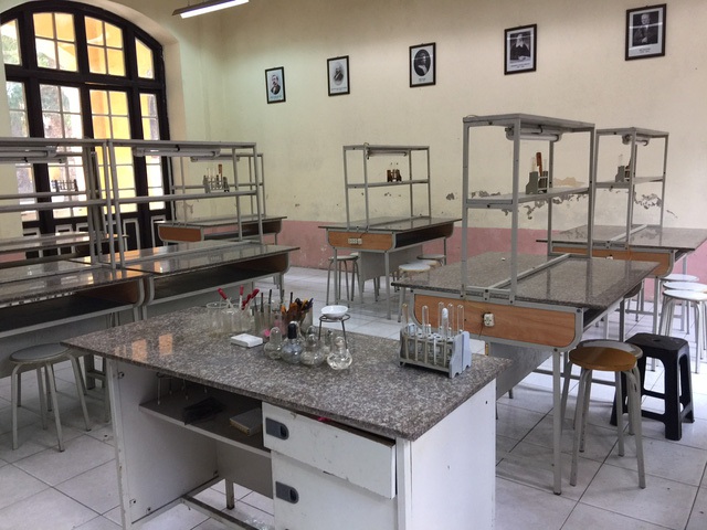 
Ph&ograve;ng thực h&agrave;nh H&oacute;a học của Trường THPT Phan Đ&igrave;nh Ph&ugrave;ng (ảnh: Mỹ H&agrave;)
