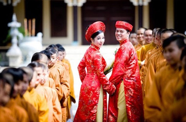
Đám cưới rình rang đình đám nhất năm 2011 của danh hài Thúy Nga hóa ra chỉ là một vở kịch.
