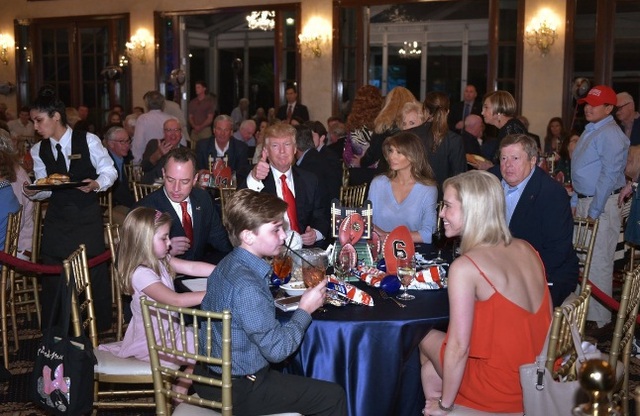 
Bà Trump gần như hoàn toàn lạc lõng với những vị khách trong bữa tiệc và gần như không biểu lộ sự vui mừng ngay cả khi ông Trump đang cố tỏ ra thân thiện với cánh săn ảnh.
