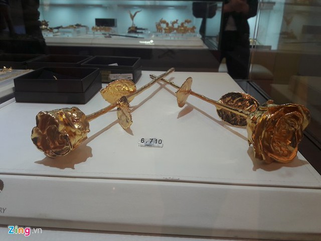 Hồng mạ vàng Singapore được niêm yết giá bán 6,7 triệu đồng/bông. Ảnh: Hiếu Công.
