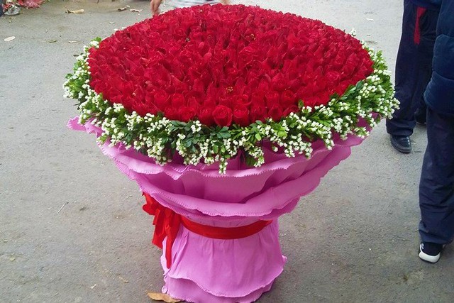 Bó hoa 1000 bông hồng cao 1 mét được anh Trường dành tặng cho bạn gái của mình nhân dịp Valentine. Ảnh: Thanh Hùng.