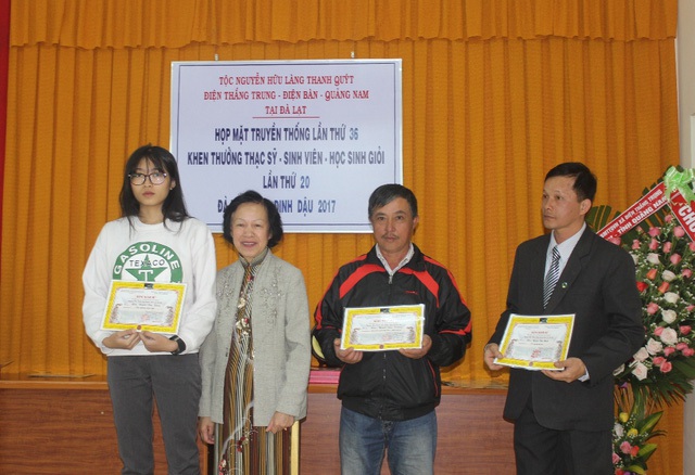 
Nhà giáo ưu tú Thái Thị Hạnh (giữa) trao bằng khen cho các sinh viên, thạc sỹ có thành tích tốt trong học tập và công tác
