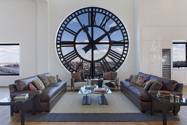 Phòng khách rộng rãi, khang trang mang hơi thở hiện đại với điểm nhấn là chiếc đồng hồ lớn mở ra cả không gian bất tận bên ngoài căn phòng.