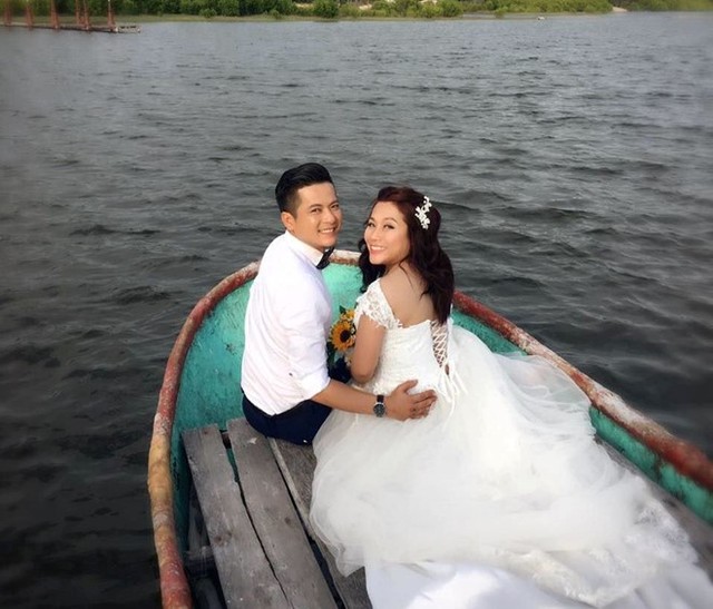 
Hoàng Anh chụp hình cưới ở quê cô dâu - Vũng Tàu. Ảnh: FBNV.
