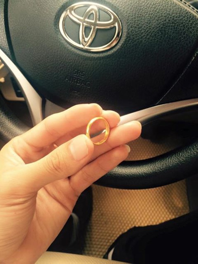Nếu bạn là tài xế, bạn sẽ xử lý chiếc nhẫn vàng này thế nào?