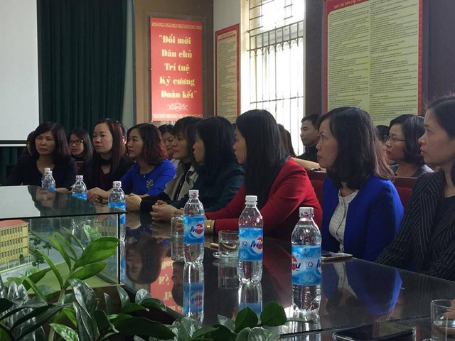 
Tập thể giáo viên Trường tiểu học Nam Trung Yên tại buổi công bố quyết định
