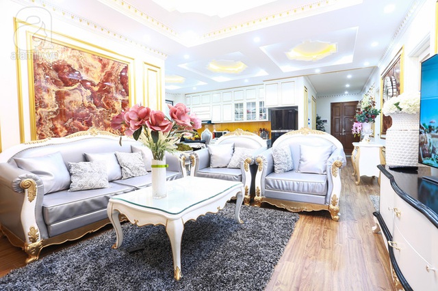 Phòng khách nhã nhặn và sang trọng với bộ sofa màu ghi điểm họa tiết vàng.