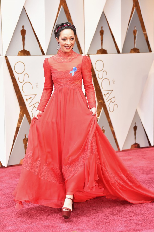 
Nữ diễn viên Ruth Negga có mặt khá sớm trên thảm đỏ. Cô diện bộ đầm rực rỡ của nhà mốt Valentino. Người đẹp 35 tuổi được đề cử ở hạng mục Nữ diễn viên chính xuất sắc cho vai diễn trong phim Loving.
