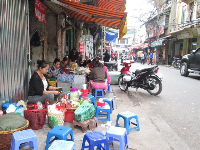 
Những người bán hàng nhỏ lẻ tỏ ra điềm nhiên với việc Hà Nội đẩy mạnh công tác giành lại vỉa hè cho người đi bộ.

 
