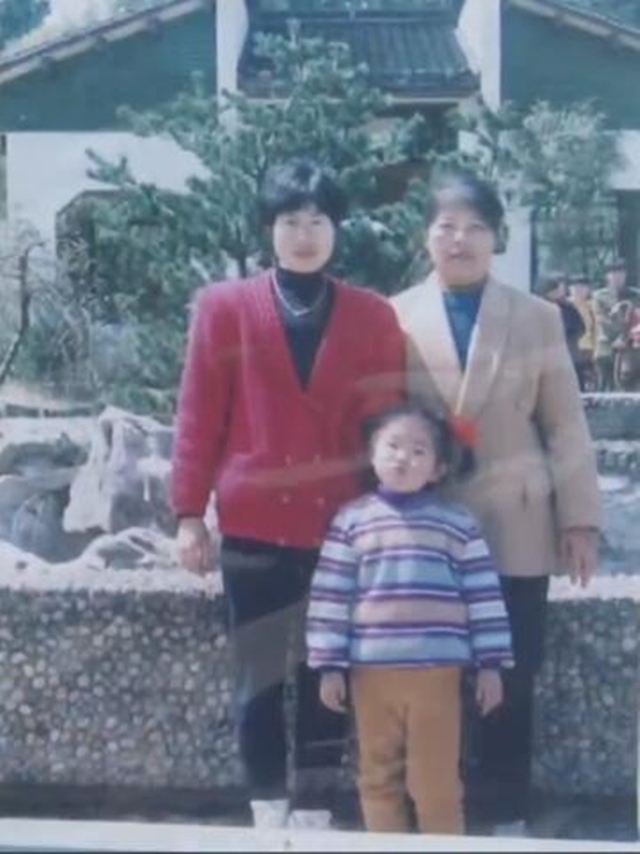 
Chị Trương (đứng giữa) lúc 5 tuổi mặc bộ đồ giống hệt với cô bé xuất hiện trong bức ảnh của gia đình chồng.
