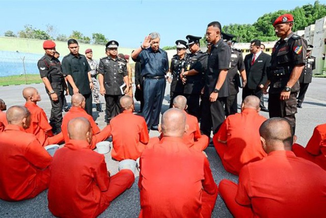 
Bộ trưởng Nội vụ Malaysia Ahmad Zahid Hamidi trong một chuyến thăm nhà tù Kajang năm ngoái.Khác với những hình dung quen thuộc của mọi người, nhà tù Kajang không cải tạo tù nhân thông qua các hình phạt mà bằng giáo dục.Ảnh: The Star
