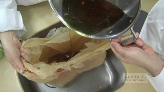 Bạn có thể đổ dầu ăn đã sử dụng vào túi ni lông... (Ảnh: Americas Test Kitchen)