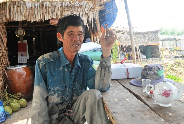 Ông Nguyễn Văn Bùi - nhà tận Vĩnh Long nhưng vì mến mộ việc trồng lúa sạch của Tiếng nên đến phục giúp Tiếng từ những ngày đầu mở nông trại