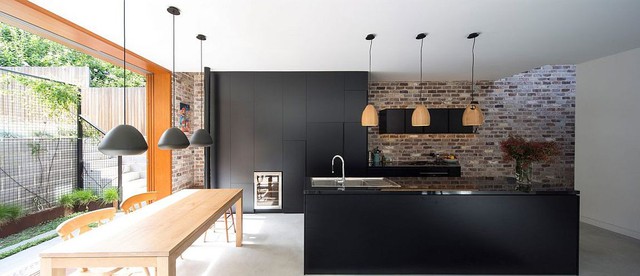 Một nhà bếp màu đen với kiến trúc bóng bẩy đã làm nổi bật độ tương phản giữa các không gian.