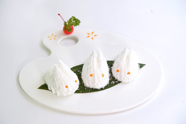 Thỏ bông đường tẩm dừa (Ngân Đình Sài Gòn, Đồng Khởi, quận 1) giống kẹo marshmallow song được tẩm dừa và tạo hình thỏ xinh xắn. Một phần như trong hình (3 con) có giá 48.000 đồng. Ảnh: Trâm Đỗ.
