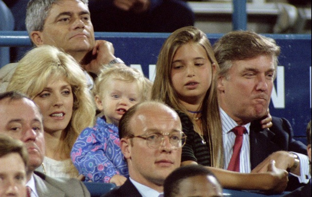 
Năm 1992, ông Trump và bà Ivana ly hôn trong lùm xùm vì sự xuất hiện của bà Marla Maples (trái) - người sau này là vợ hai của ông. Ivanka từng chia sẻ rằng cô khó có thể tha thứ cho mẹ kế nhưng vẫn kính trọng bà và em gái cùng cha khác mẹ - Tiffany (giữa). Ảnh: Reuters.
