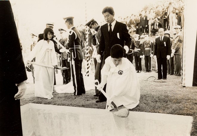 
Park Geun Hye trong đám tang cha bà vào năm 1979. Ảnh: Reuters.
