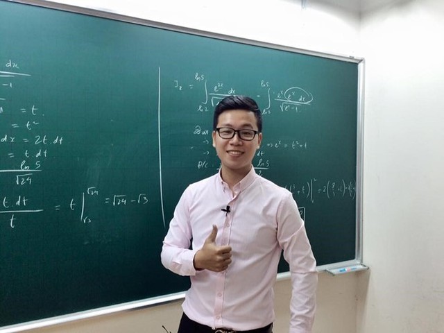 
Thầy Nguyễn Tiến Đạt cùng học sinh chinh phục môn Toán.
