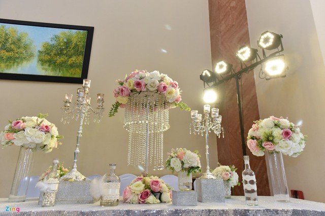 
Kh&ocirc;ng gian tiệc cưới được trang tr&iacute; sang trọng với t&ocirc;ng m&agrave;u trắng chủ đạo.
