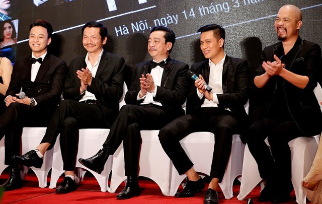NTK Đức Hùng, Việt Anh, NSND Hoàng Dũng, NSƯT Trung Anh và Hồng Đăng (từ phải qua) trong buổi ra mắt phim.