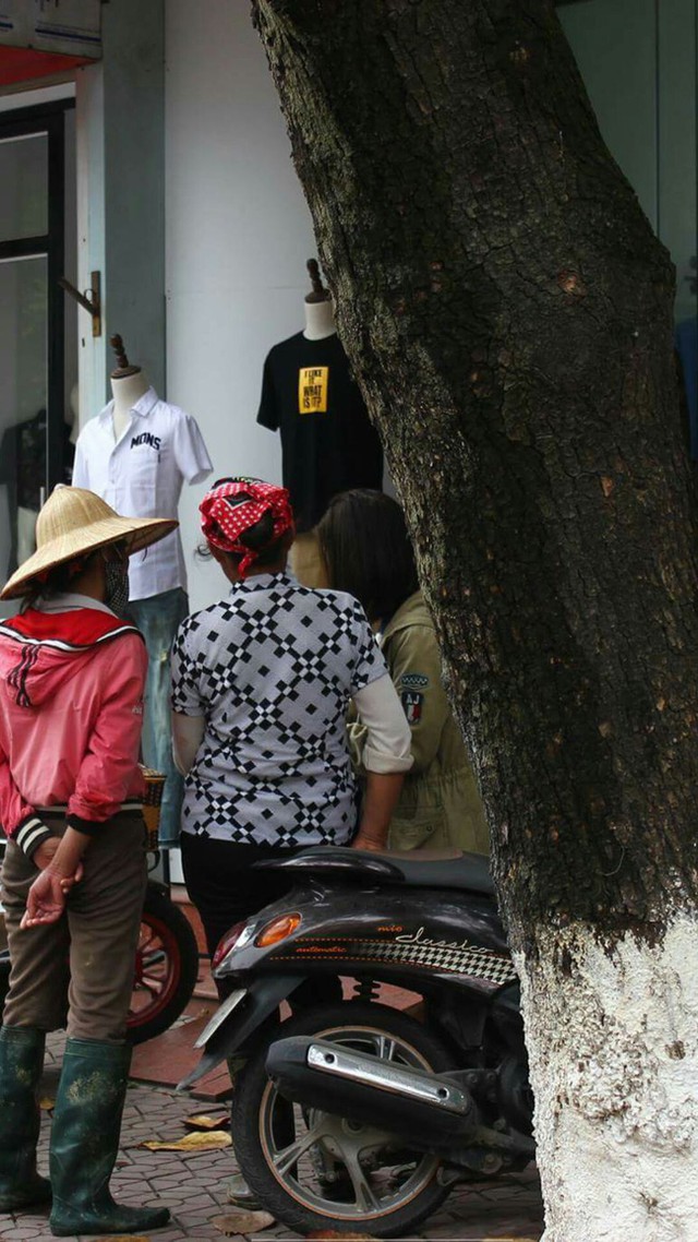 H&igrave;nh ảnh hai người phụ nữ lam lũ đang được bạn nh&acirc;n vi&ecirc;n shop thời trang mang đồ ra cho lựa. Ảnh: Beatvn