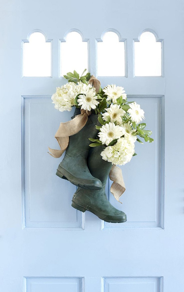 Bỏ những bông hoa cắm vào đôi ủng nhựa cũ sẽ là sự phá cách độc đáo cho cánh cửa nhà bạn.