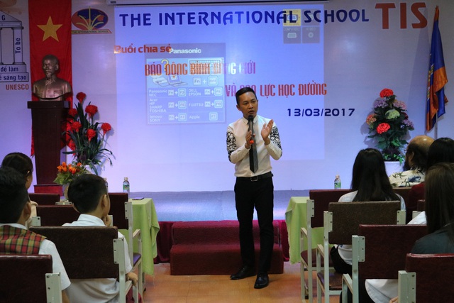TS.Nguyễn Hoàng Khắc Hiếu tại buổi chia sẻ Báo động bình đẳng giới và bạo lực học đường