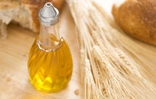 
Một muỗng canh dầu có nguồn gốc từ mầm lúa mì là một trong những nguồn cung cấp vitamin E tuyệt vời.
