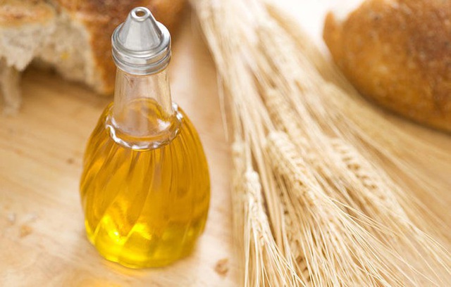 Một muỗng canh dầu có nguồn gốc từ mầm lúa mì là một trong những nguồn cung cấp vitamin E tuyệt vời.