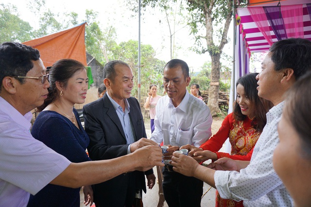 C&aacute;c c&aacute;n bộ quản gi&aacute;o cũ đến ch&uacute;c mừng Thế trong ng&agrave;y cưới.