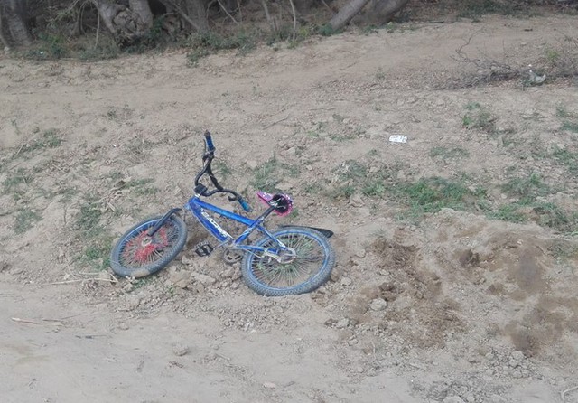 
Chiếc xe đạp nạn nhân bỏ lại bên bờ sông. Ảnh : Huỳnh Hải.
