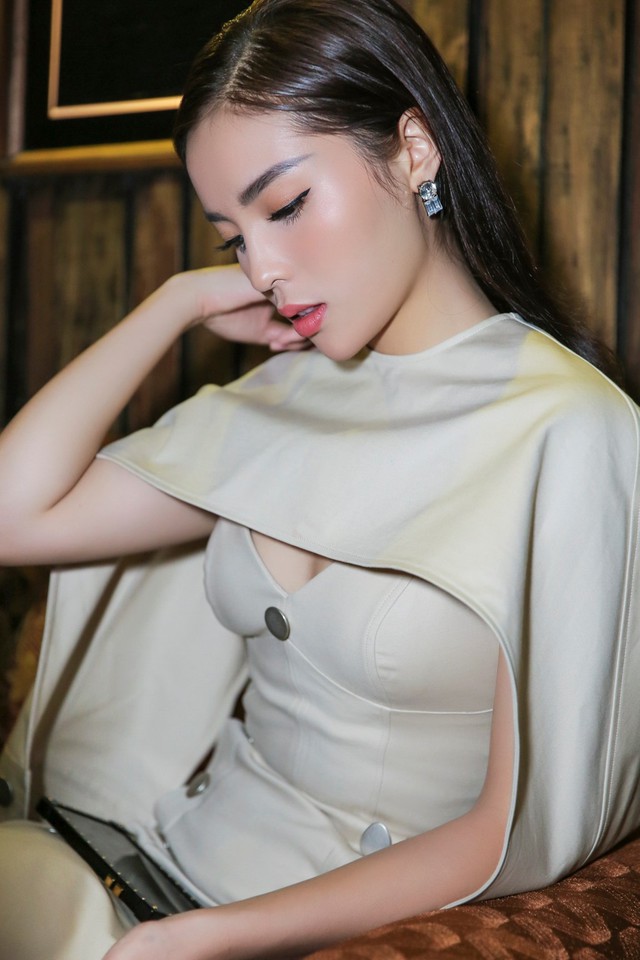 Nhiều người nhận x&eacute;t gương mặt của Kỳ Duy&ecirc;n ng&agrave;y c&agrave;ng kh&aacute;c lạ - thon gọn hơn trước. Trả lời về nghi vấn phẫu thuật thẩm mỹ, Kỳ Duy&ecirc;n khẳng định đ&oacute; l&agrave; kết quả của qu&aacute; tr&igrave;nh giảm c&acirc;n.