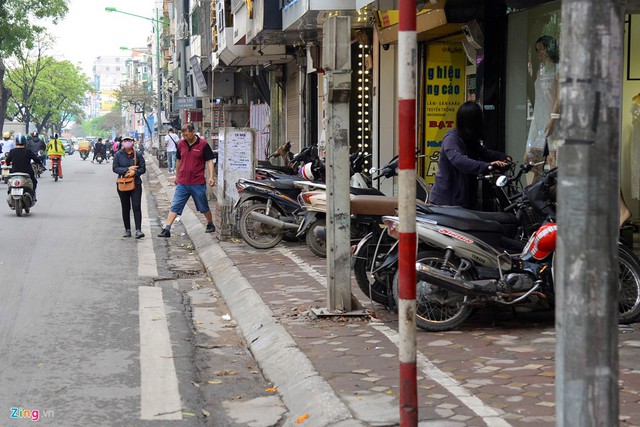 
Đoạn từ số nhà 185 đến 203 trên đường Kim Mã dài khoảng 10 m nhưng có đến 4 “chướng ngại vật” trên vỉa hè là các bốt điện, cột điện, khiến người đi đường phải né tránh, nhiều người phải đi xuống lòng đường.
